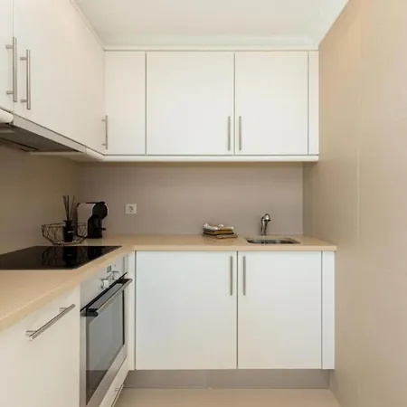 Snazzy Varandas Do Castelo One Bedroom With Sea View Sleeps 2 아파트 *