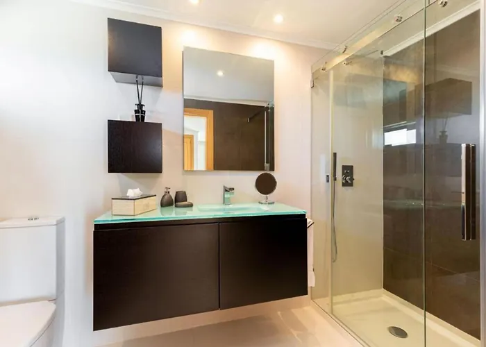 Snazzy Varandas Do Castelo One Bedroom With Sea View Sleeps 2 אלבופיירה